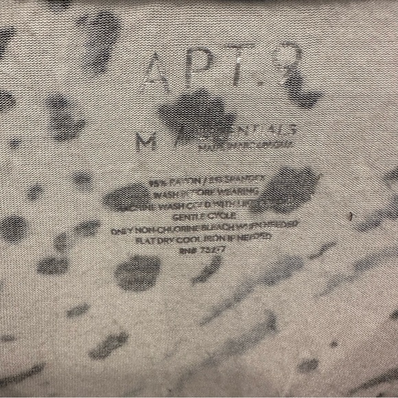 Apt 9. V Neck T shirt. Women’s medium. - Picture 4 of 4